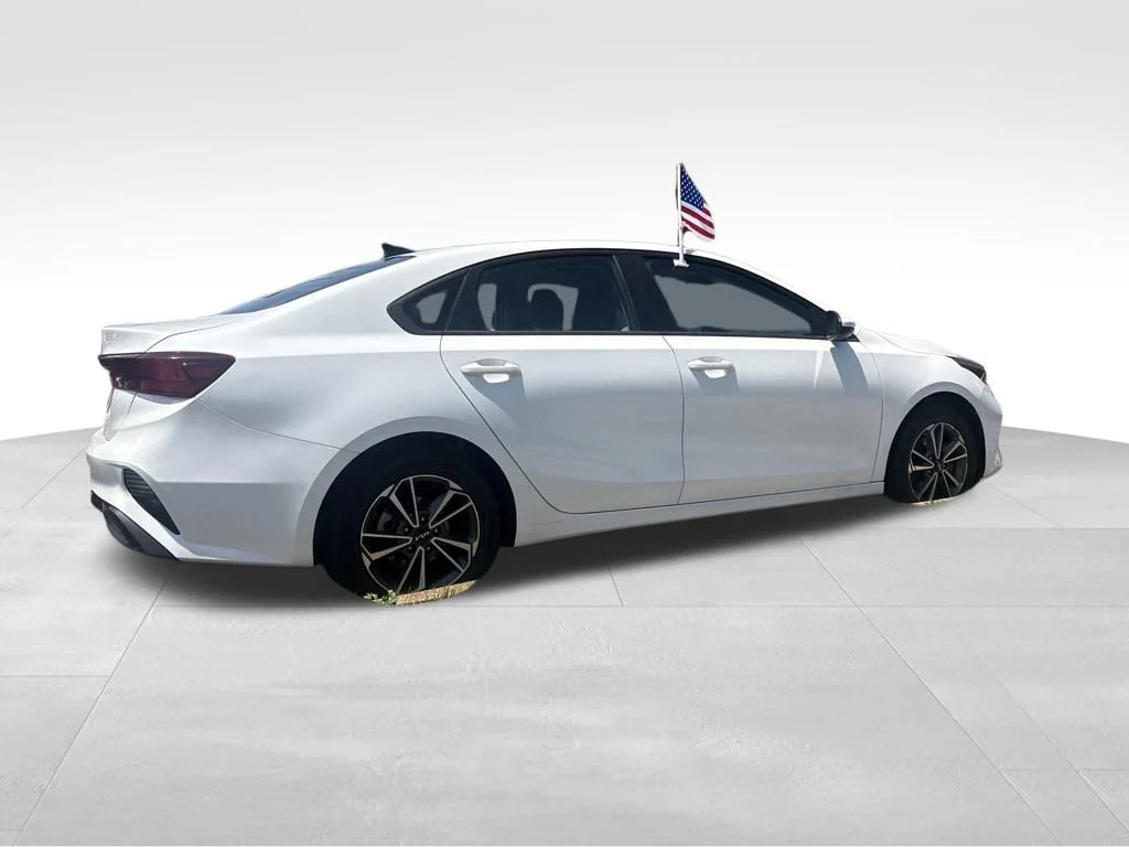 Used 2023 White Kia LXS image 16
