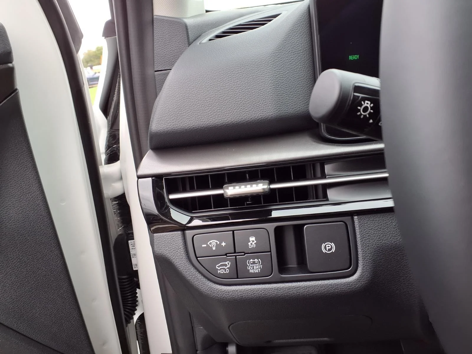 New 2027 Snow White Pearl Kia EX image 9