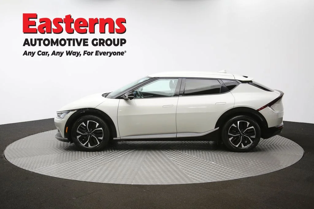 Used 2022 White Kia Wind image 62