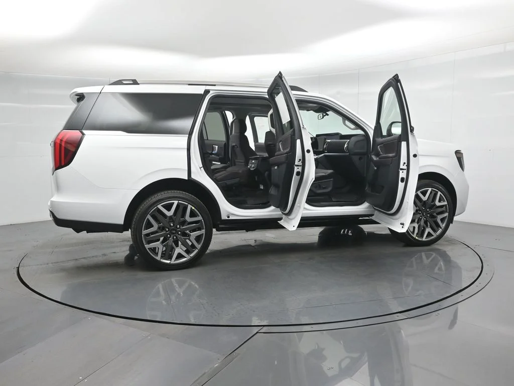 New 2025 Oxford White Ford Platinum image 4