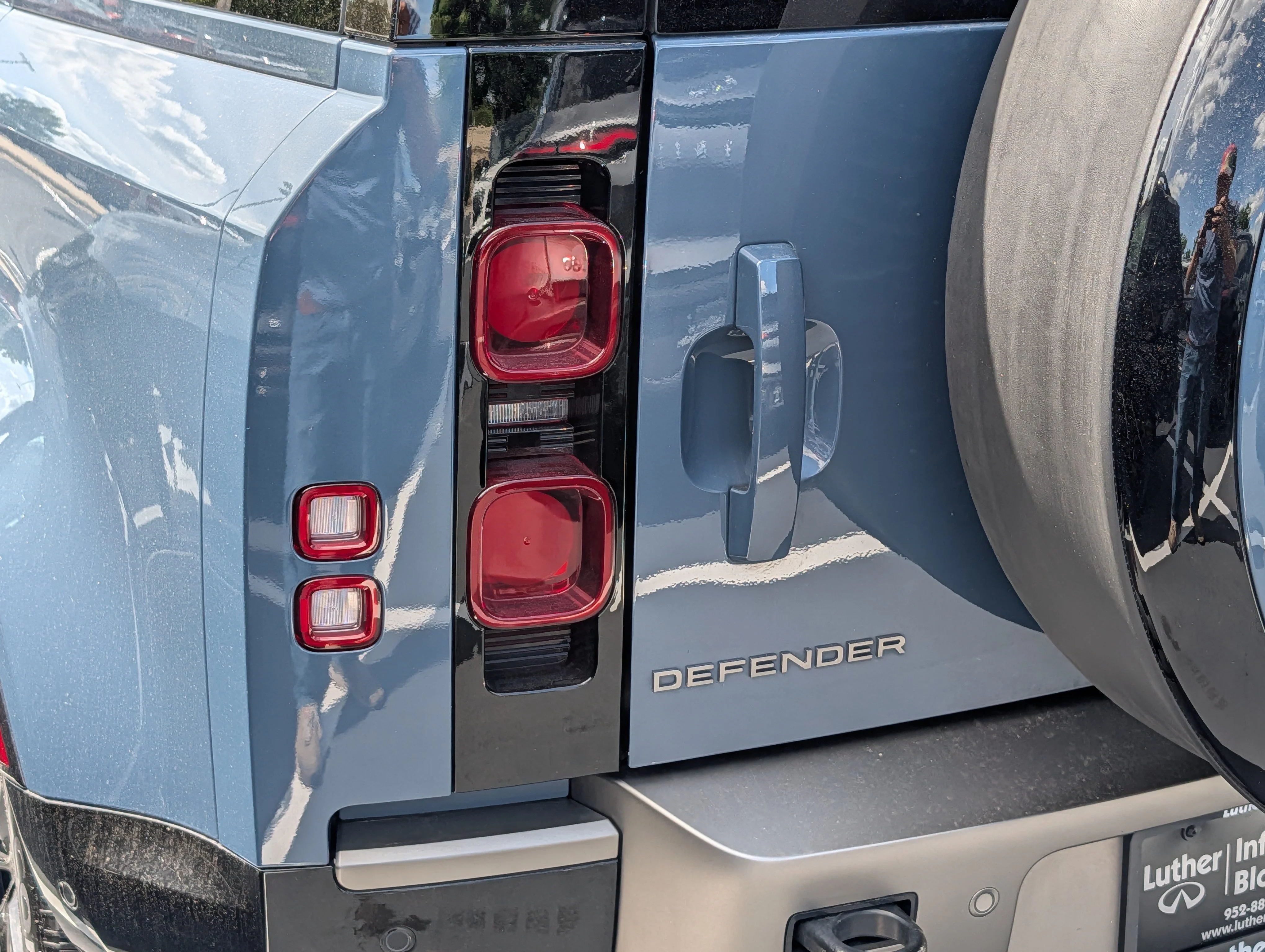 Used 2024 Tasman Blue Metallic Land Rover X-Dynamic SE image 17