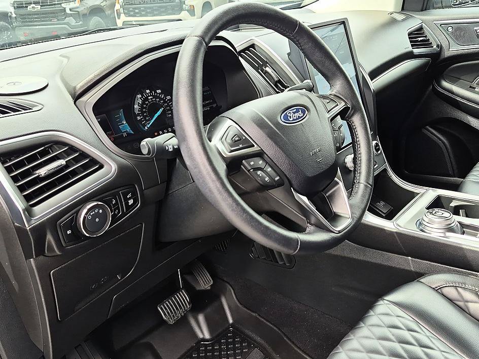 Used 2024  Ford Titanium image 16