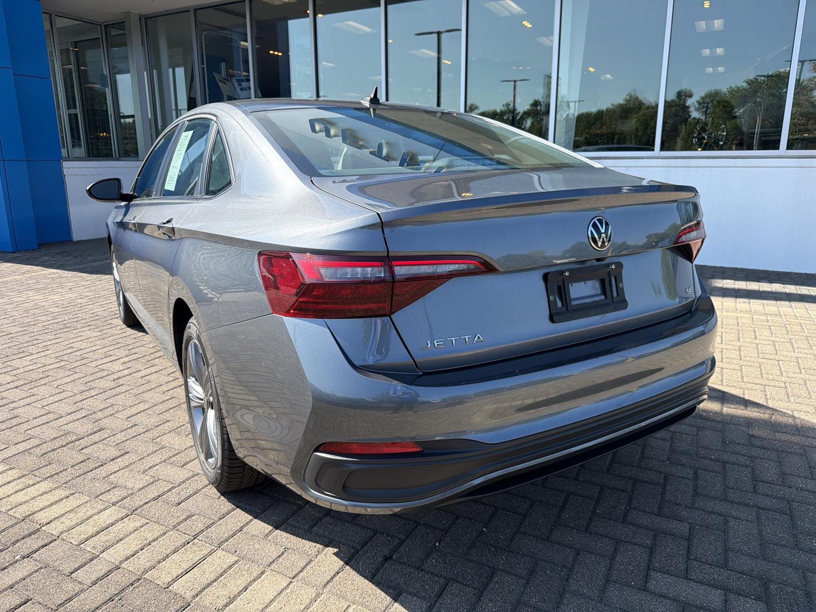 Used 2024 Pyrite Silver Metallic Volkswagen SE image 3