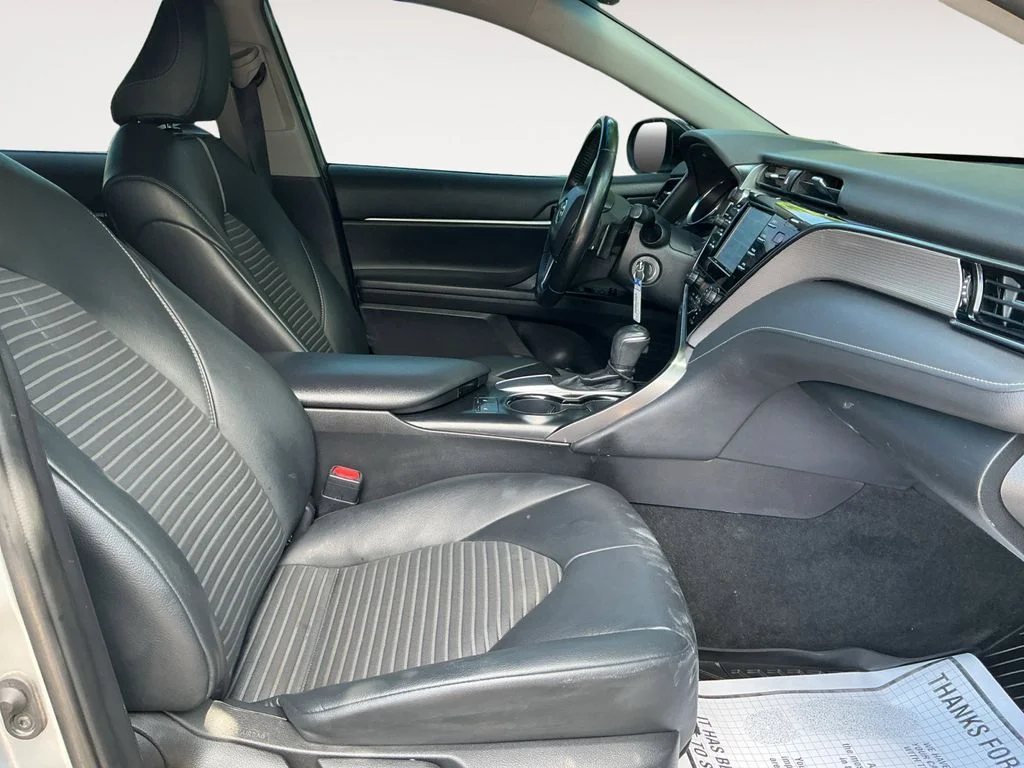 Used 2019 Silver Toyota SE image 18