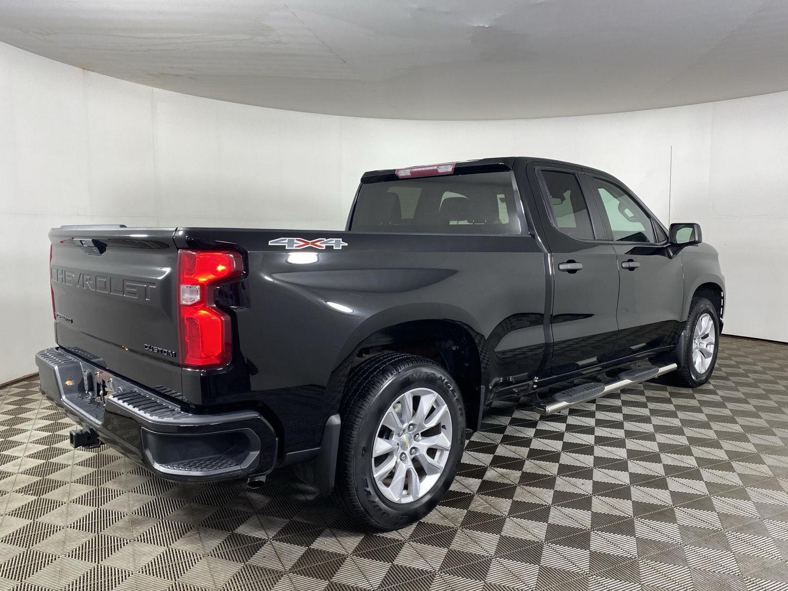 Used 2019 Black Chevrolet Custom image 7