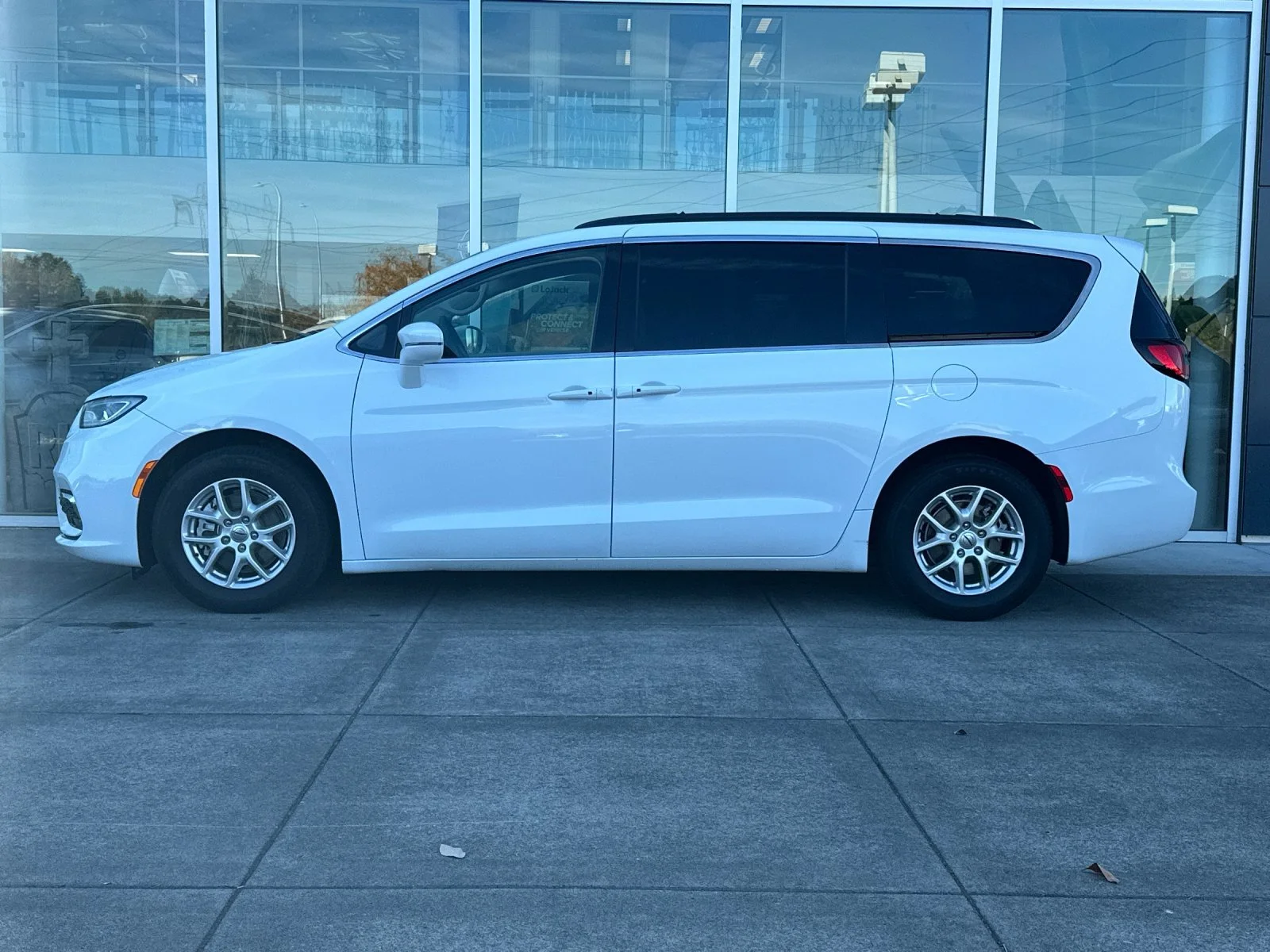Used 2022 Bright White Clearcoat Chrysler Touring L image 7