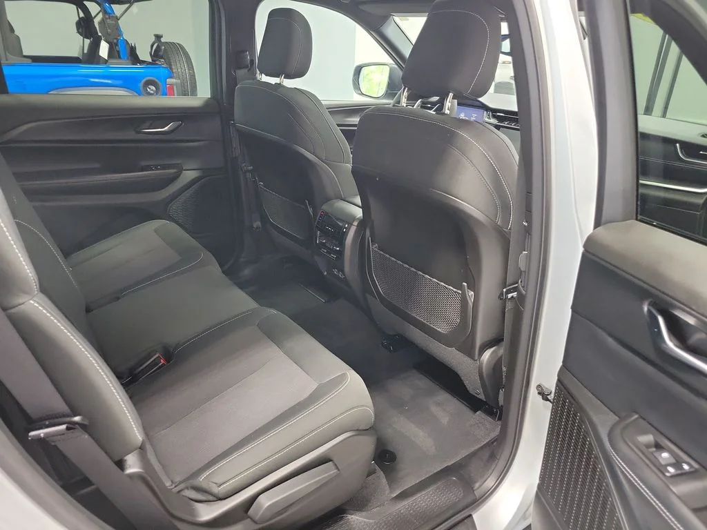 Used 2024 Silver Jeep Laredo image 18