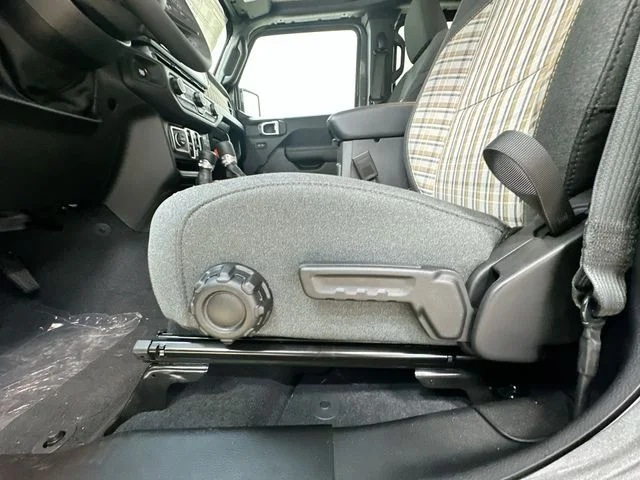 New 2026 Granite Crystal Metallic Clear-Coat Exterior Paint Jeep 85th Anniversary Edition image 15