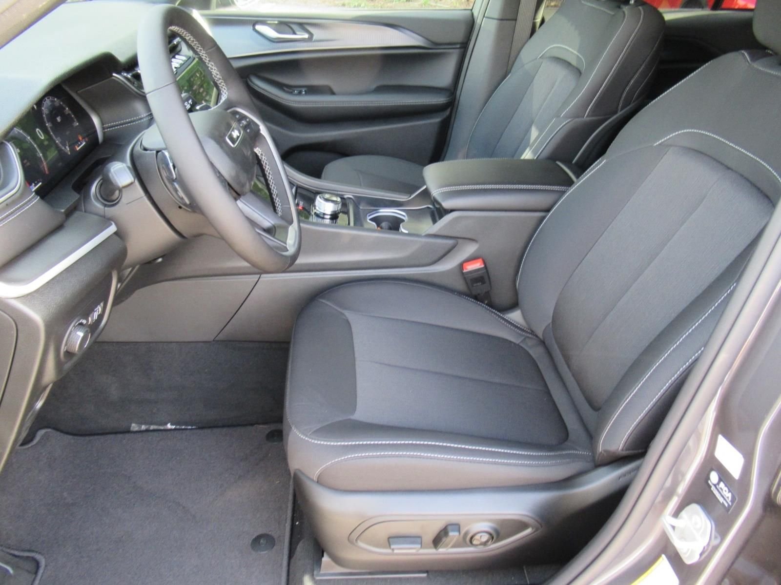 New 2026 Baltic Gray Metallic Clear-Coat Exterior Paint Jeep Laredo X image 16