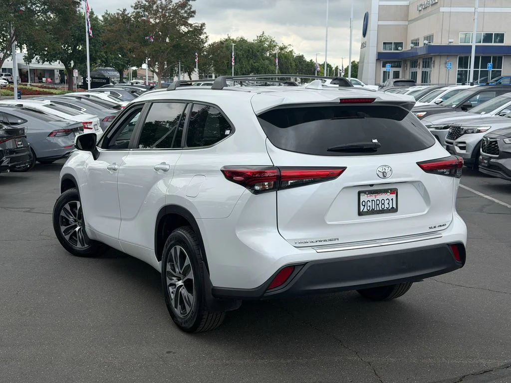 Used 2023 Wind Chill Pearl Toyota XLE image 10