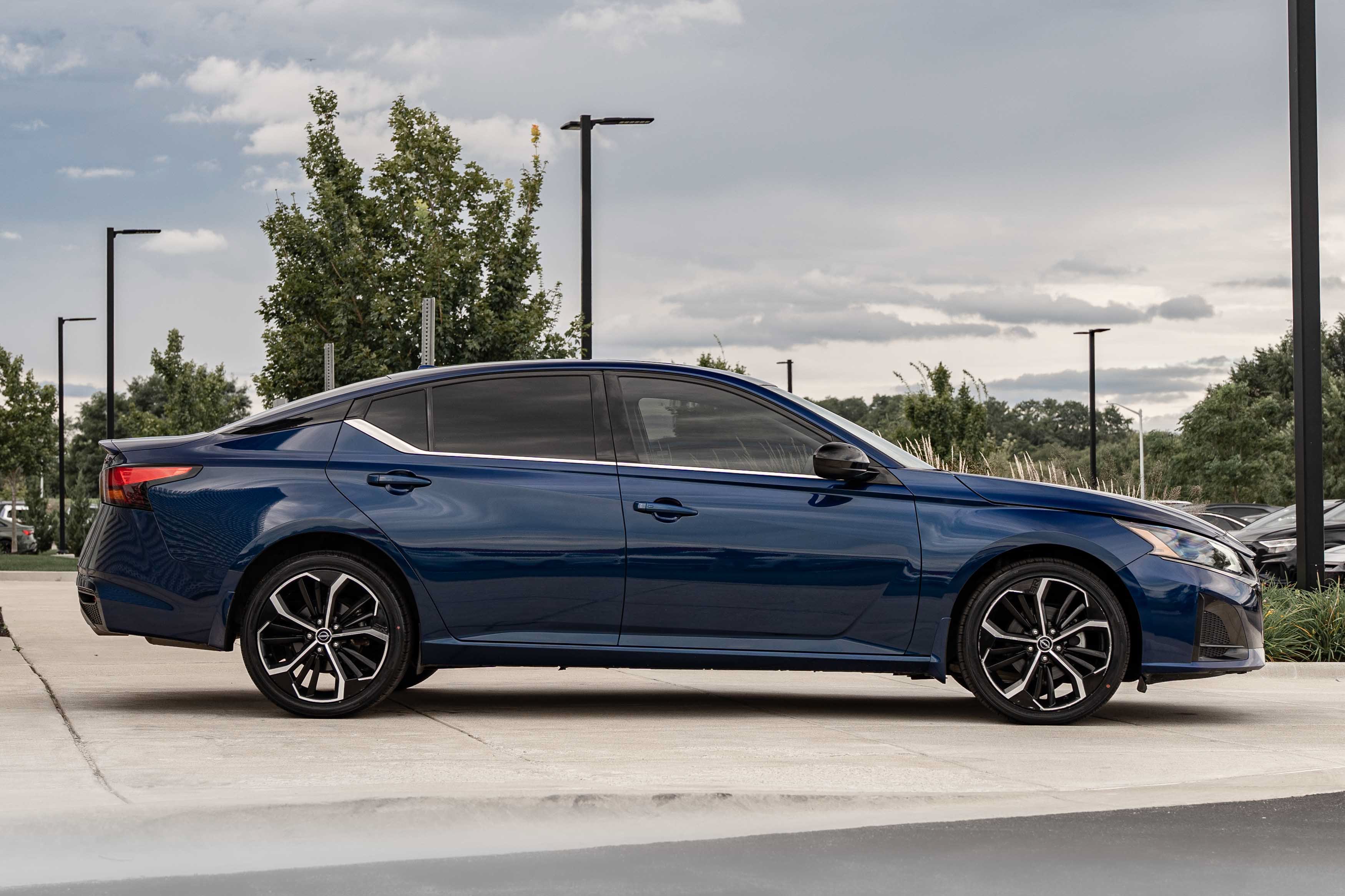 Used 2023 Deep Blue Pearl Nissan 2.5 SR image 3