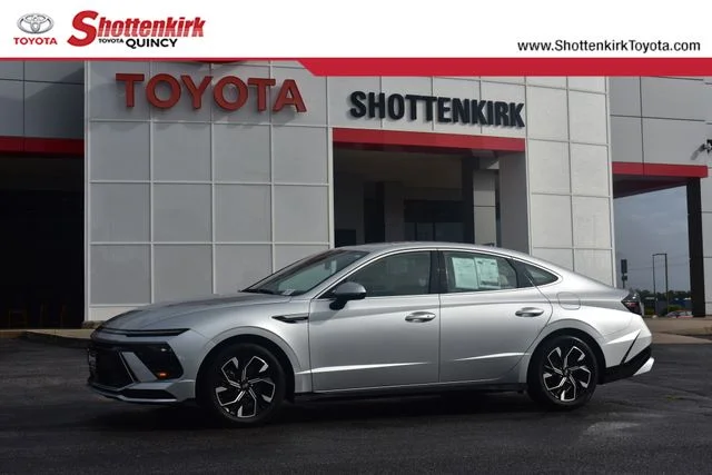 Used 2025 Silver Hyundai SEL image 1