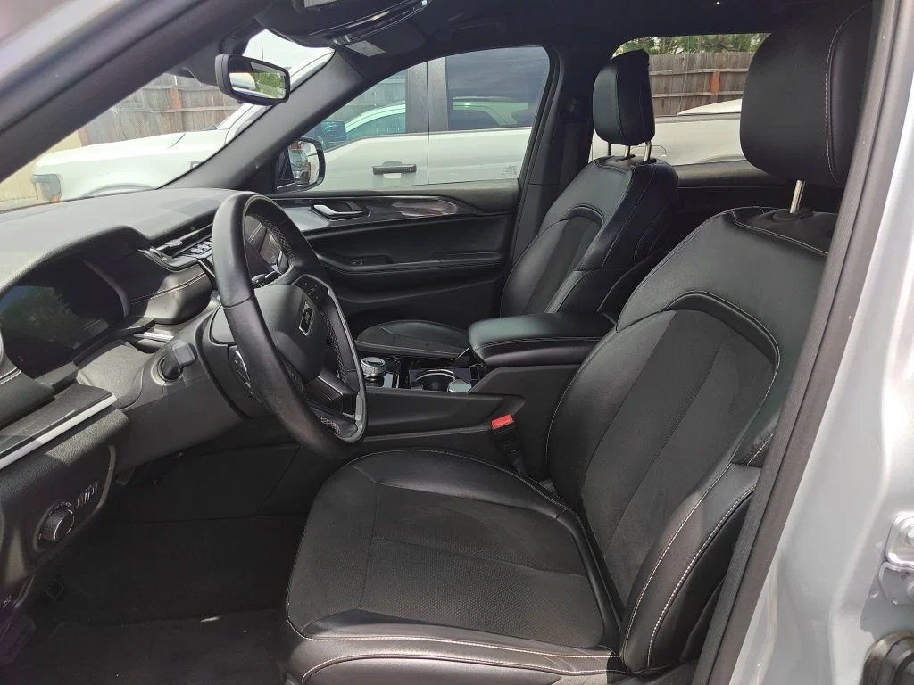 Used 2021 Silver Jeep Altitude image 6