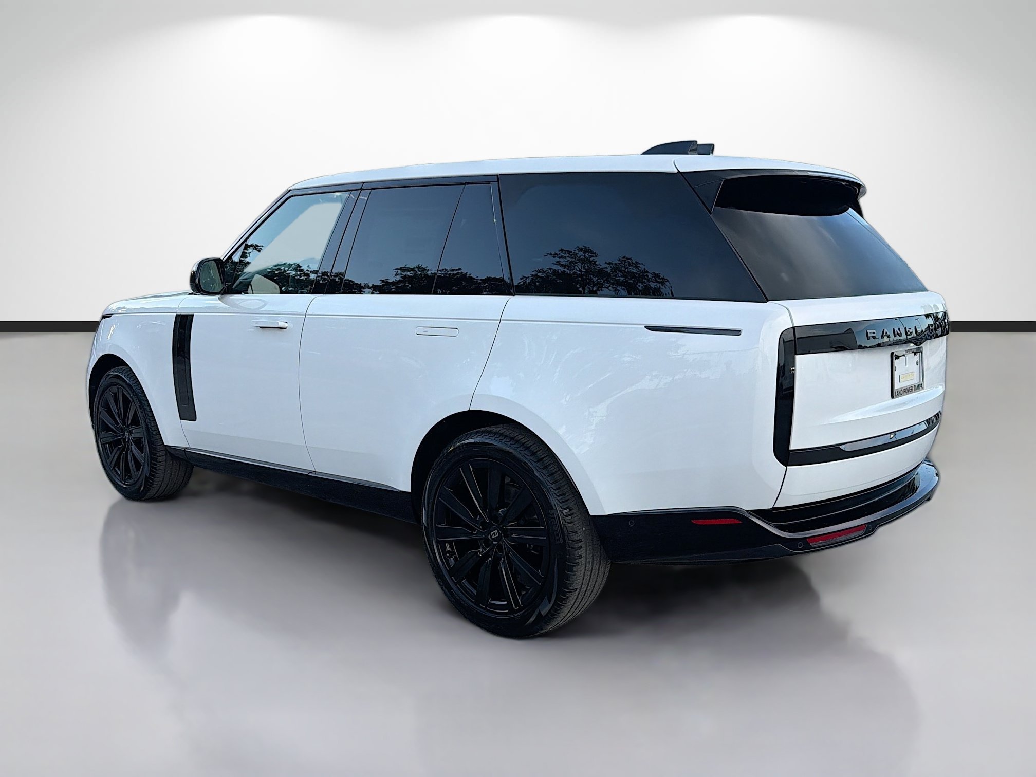 New 2027 Ostuni Pearl White LAND ROVER SE image 3