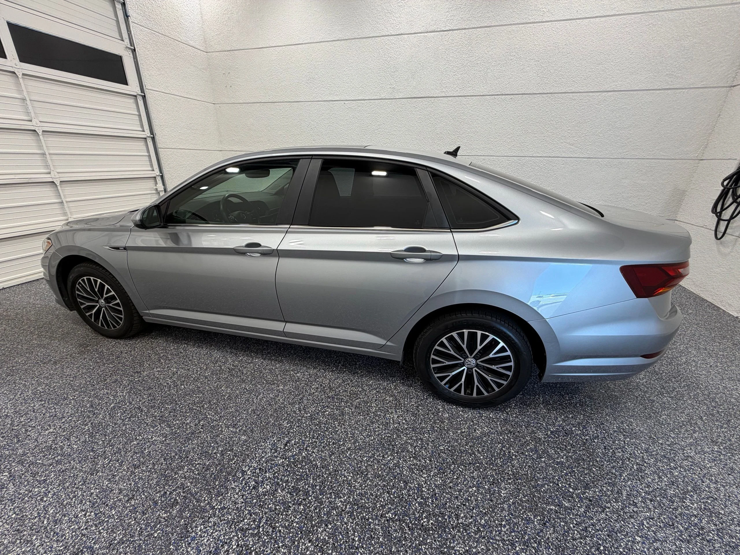 Used 2019 Silver Volkswagen SEL image 3