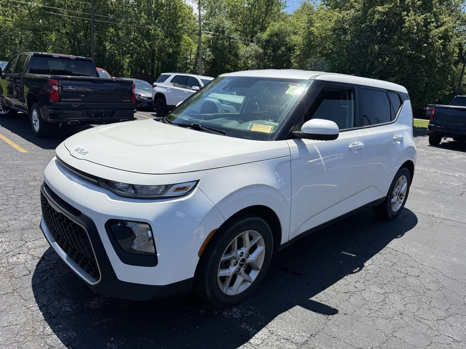 Used 2022 Snow White Pearl Kia  image 2