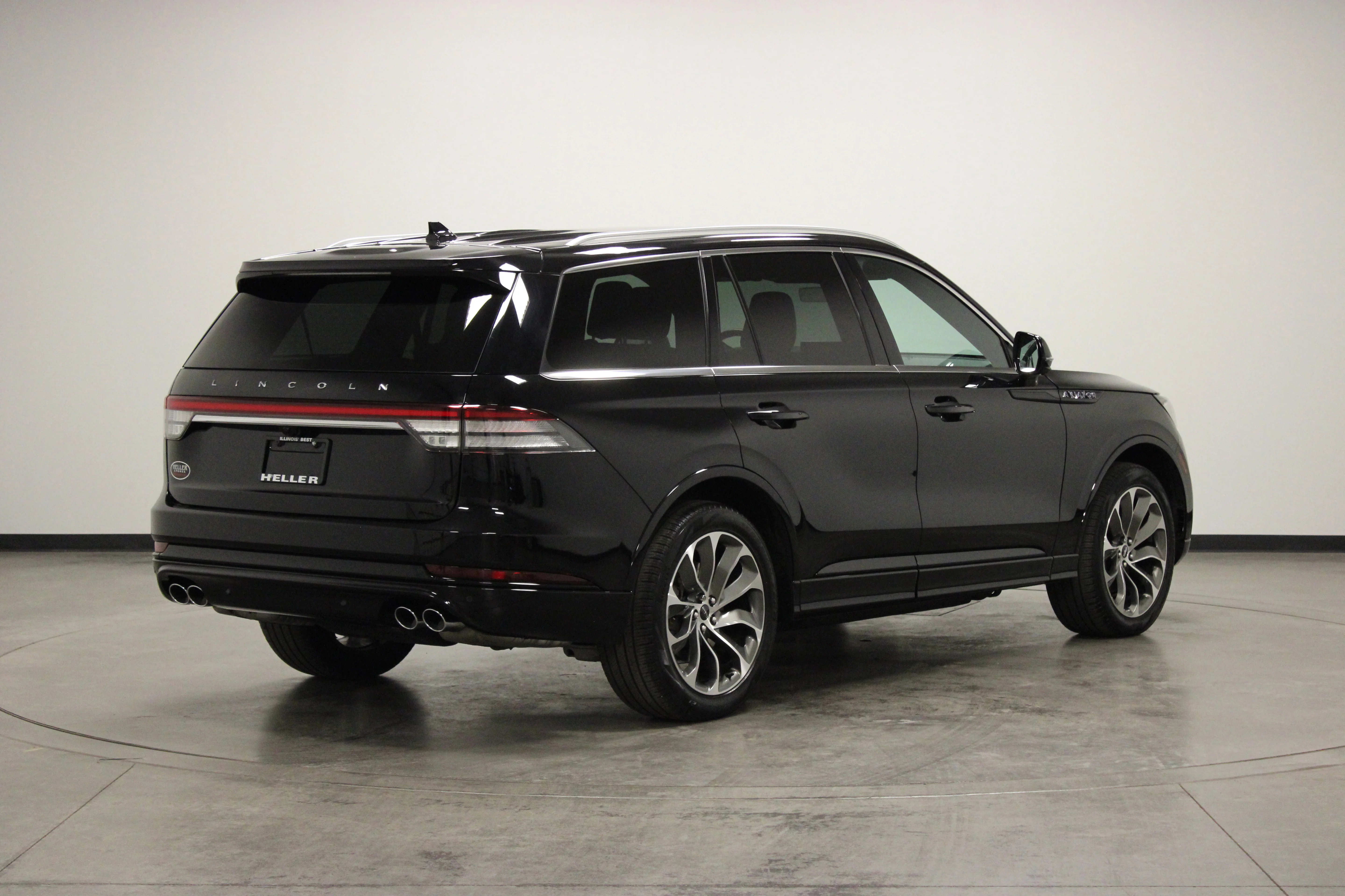 Used 2023 Black Metallic Lincoln Grand Touring image 8