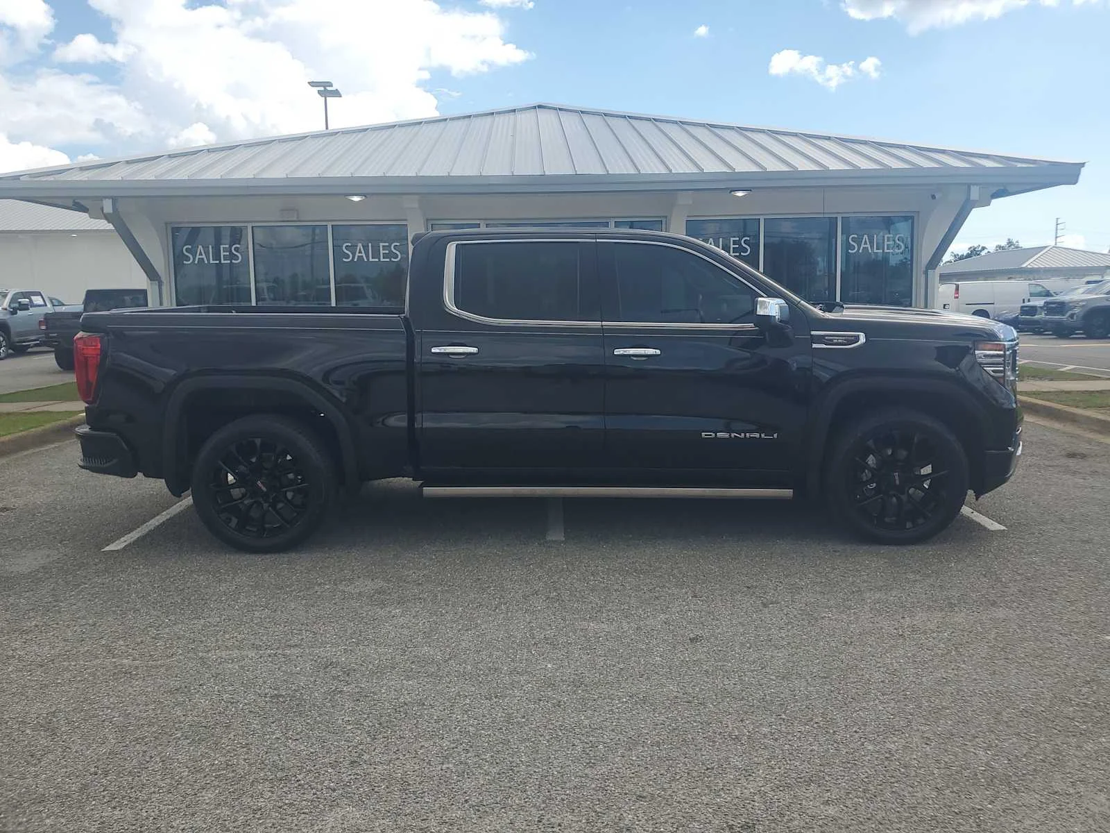 Used 2023 ONYX BLACK GMC Denali image 9