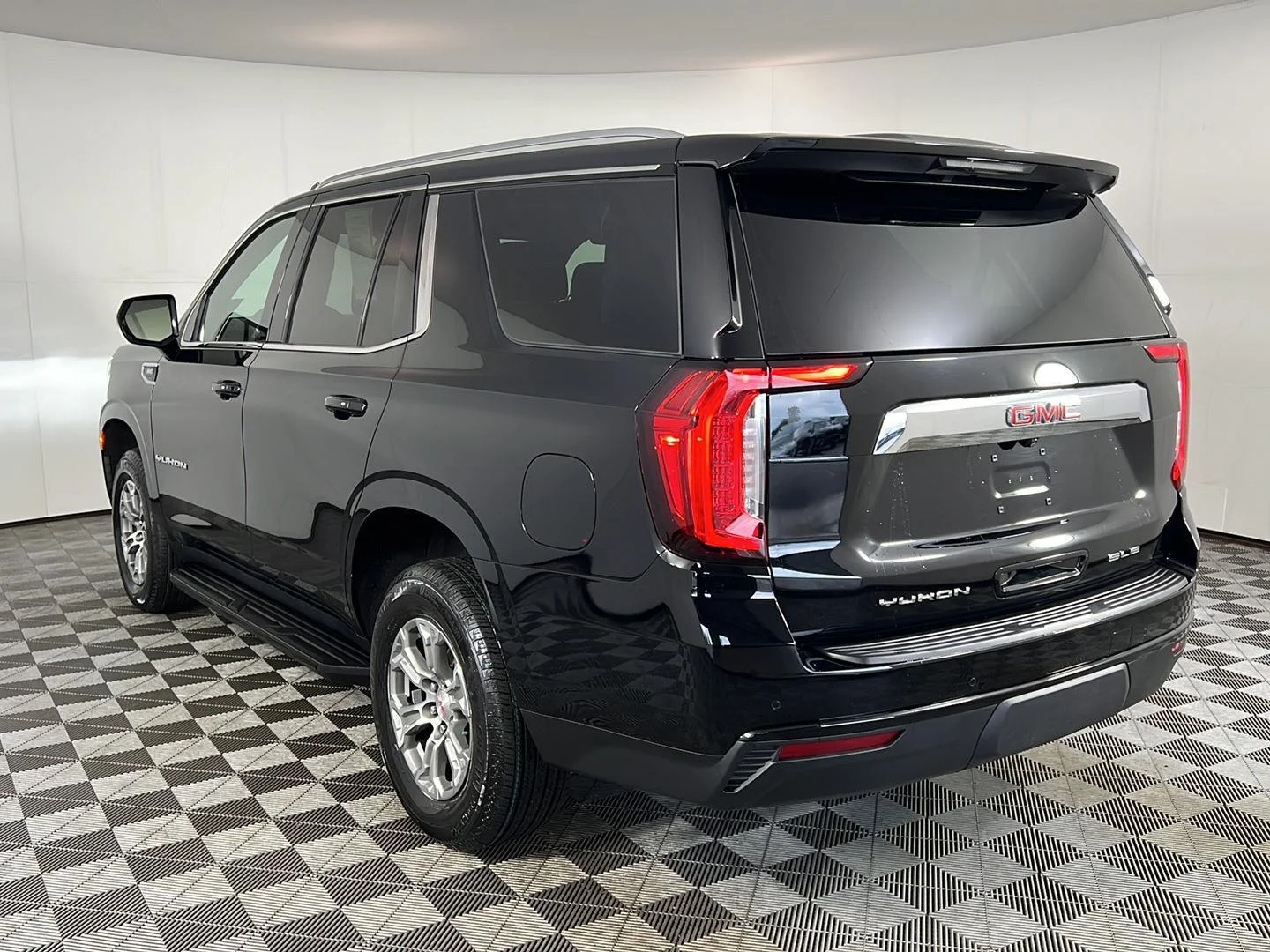 Used 2023 Onyx Black GMC SLE image 15