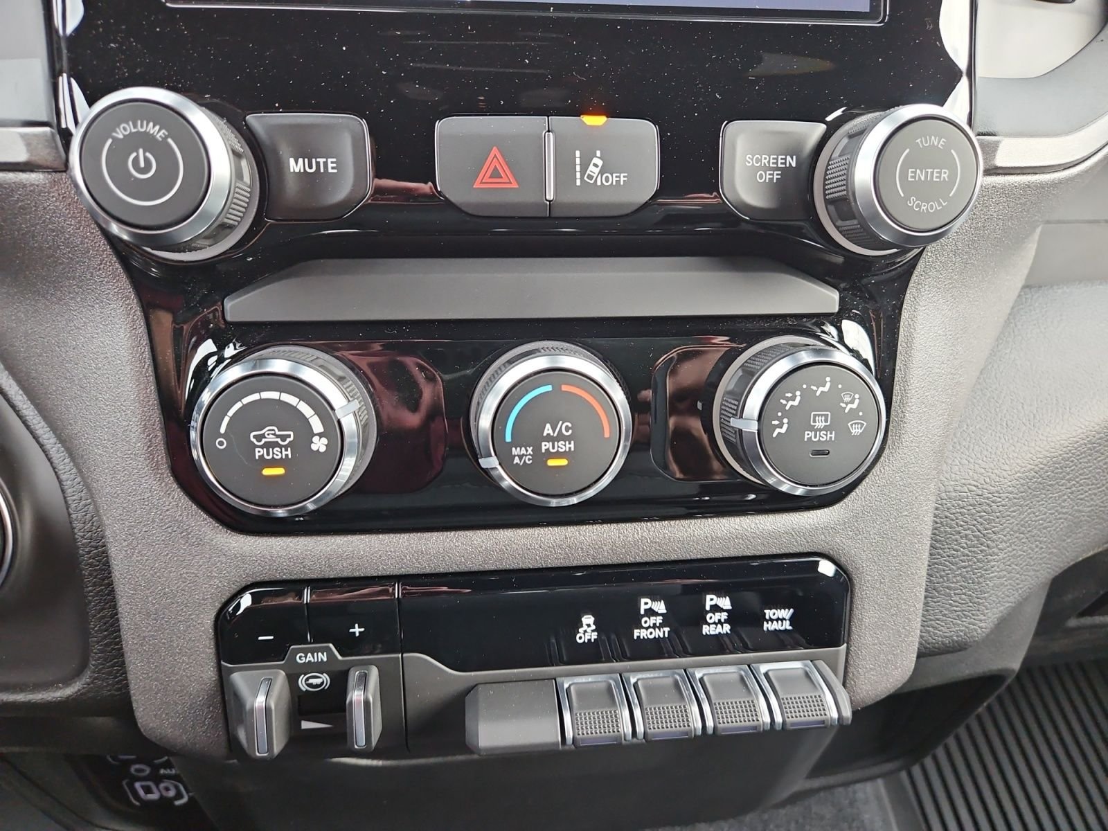New 2026 Diamond Black Crystal Pearl-Coat Exterior Paint RAM Tradesman image 29