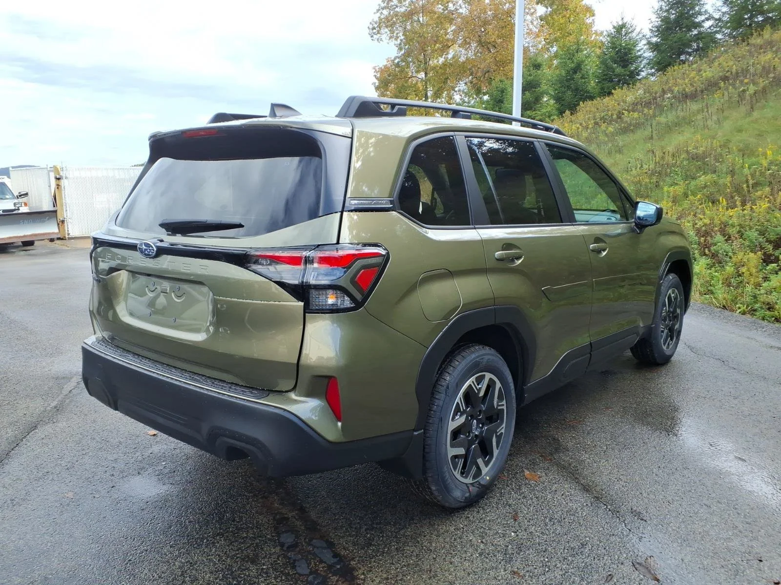 New 2026 AUTUMN GREEN METALLIC Subaru Premium image 4