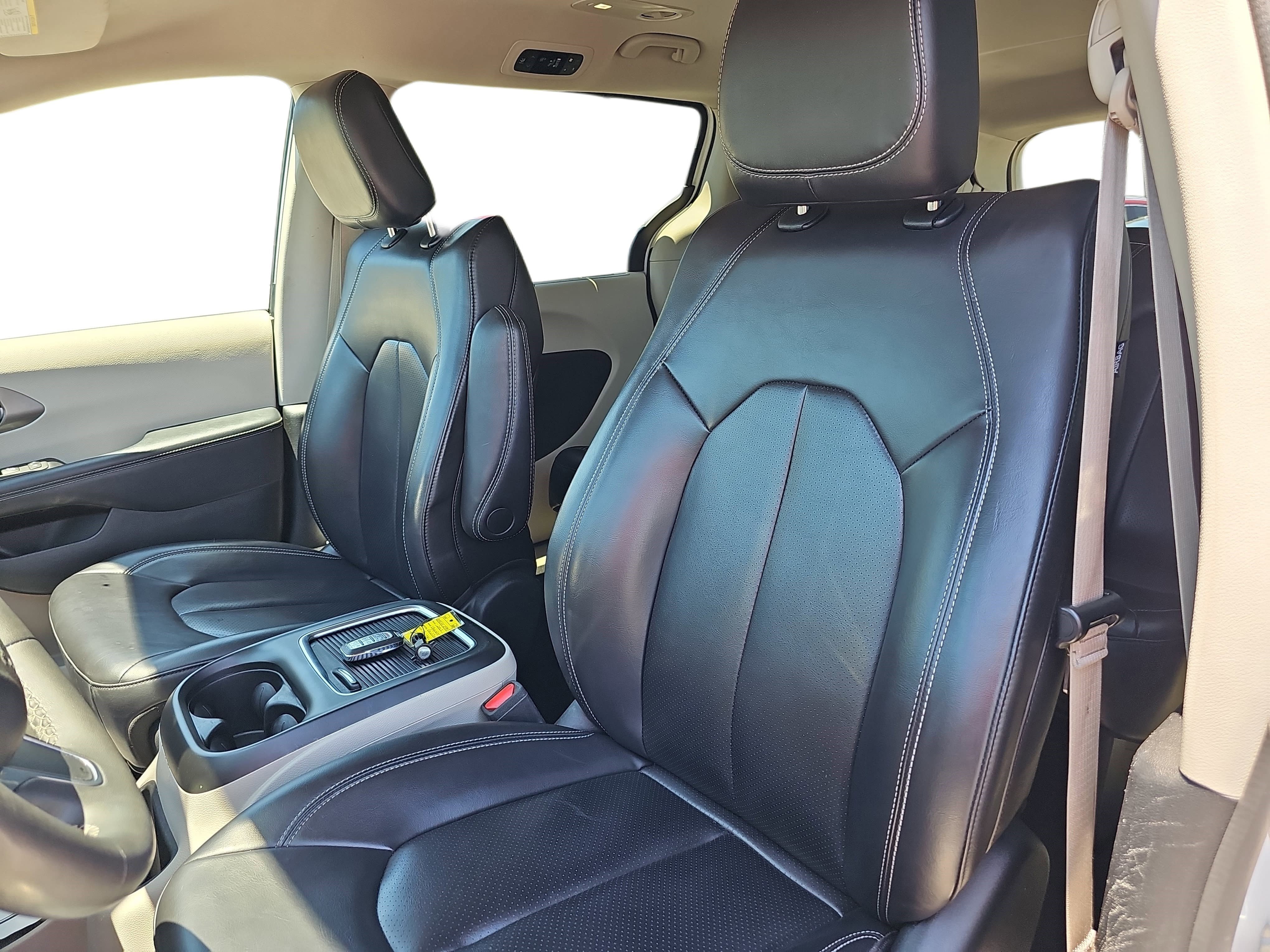 Used 2023 Bright White Clearcoat Chrysler Touring L image 11