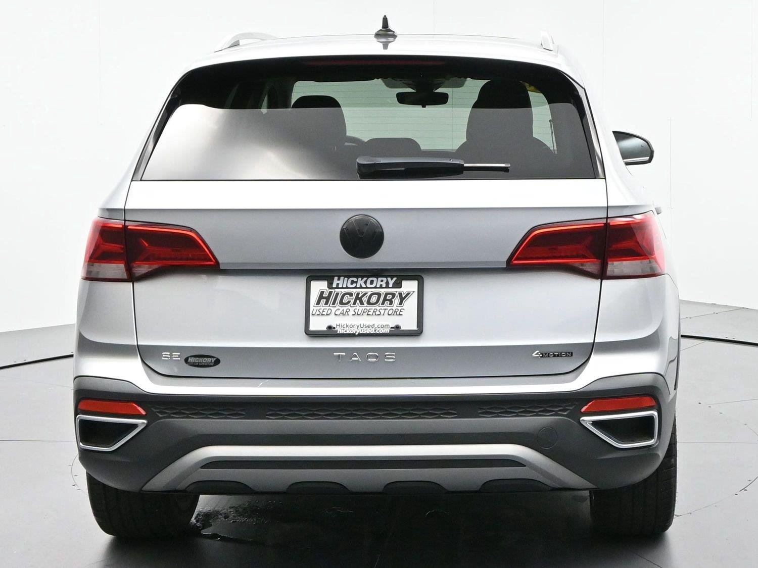 Used 2023 Pyrite Silver Metallic Volkswagen SE image 6