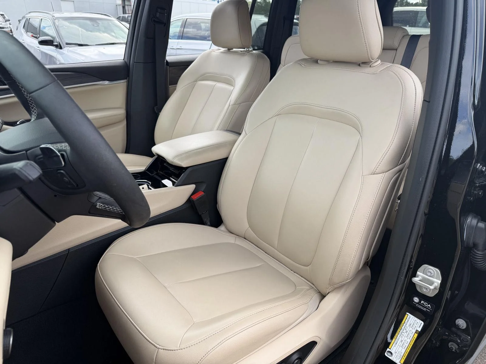 Used 2023 Diamond Black Crystal Pearlcoat Jeep Limited image 17
