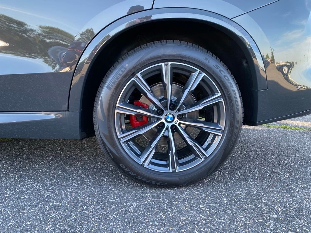 New 2026 Dravit Grey Metallic BMW xDrive40i image 5