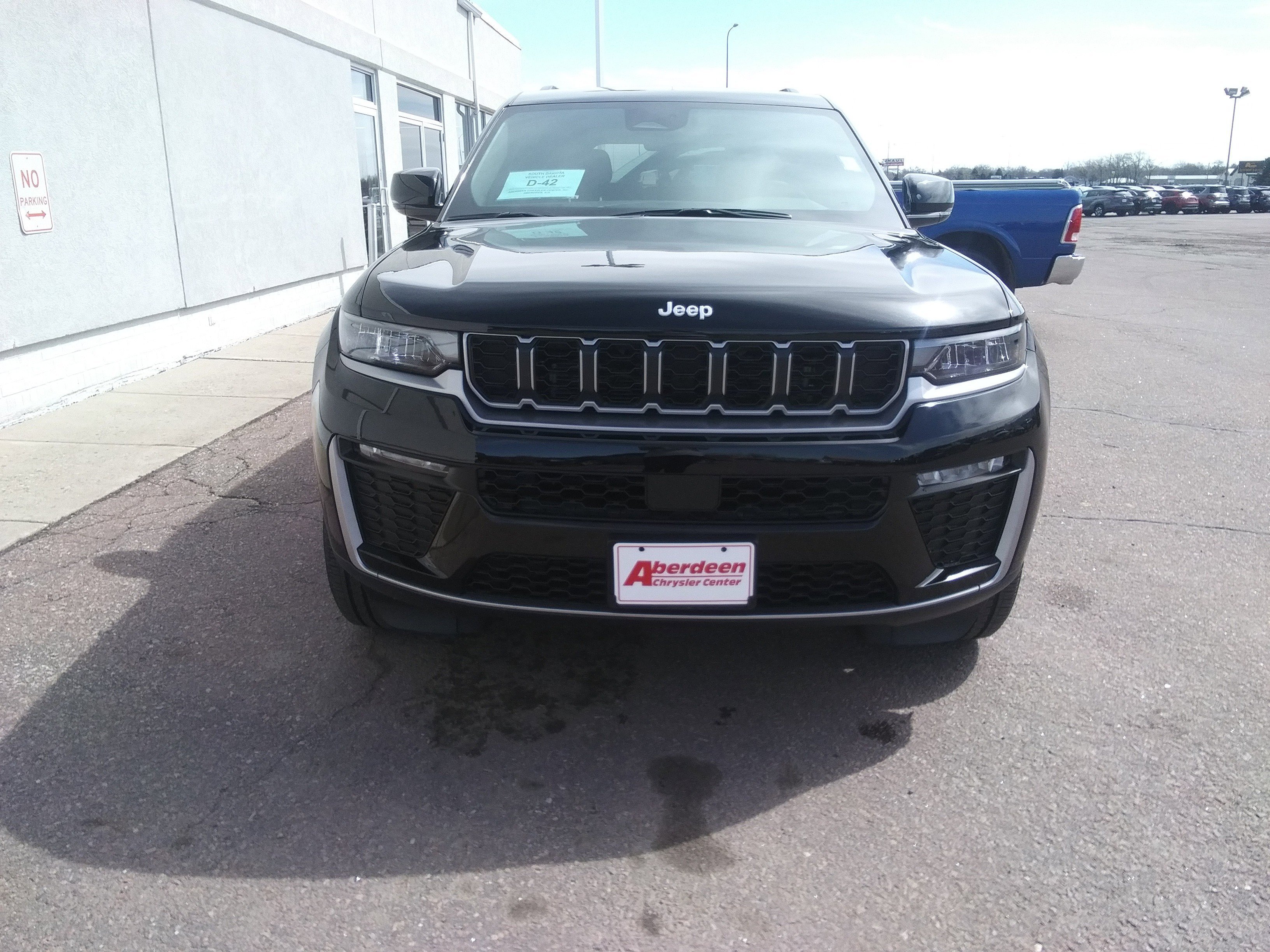 New 2026 Diamond Black Crystal Pearl-Coat Exterior Paint Jeep Limited image 3