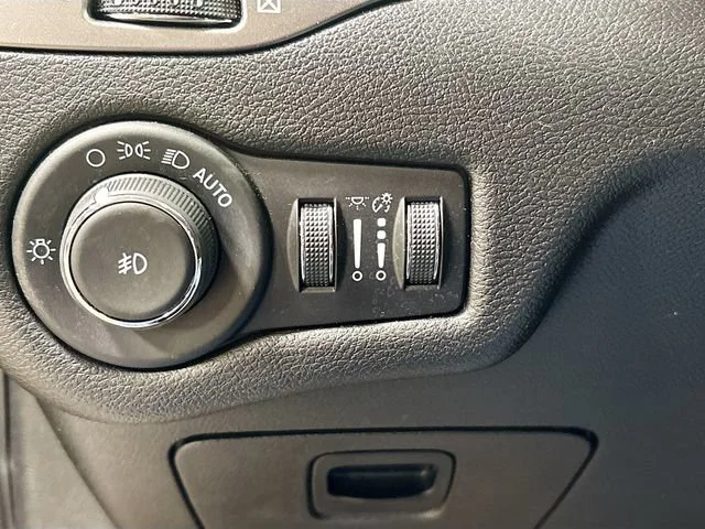 Used 2021  Jeep Latitude Plus image 11