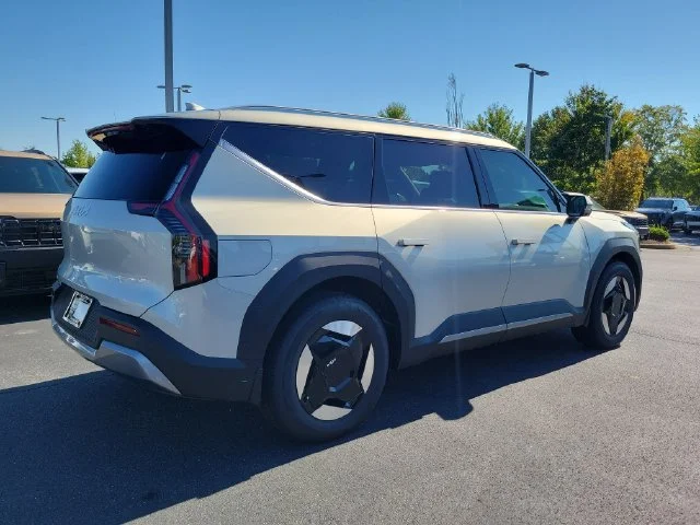 New 2026 Ivory Silver Kia Wind AWD image 4