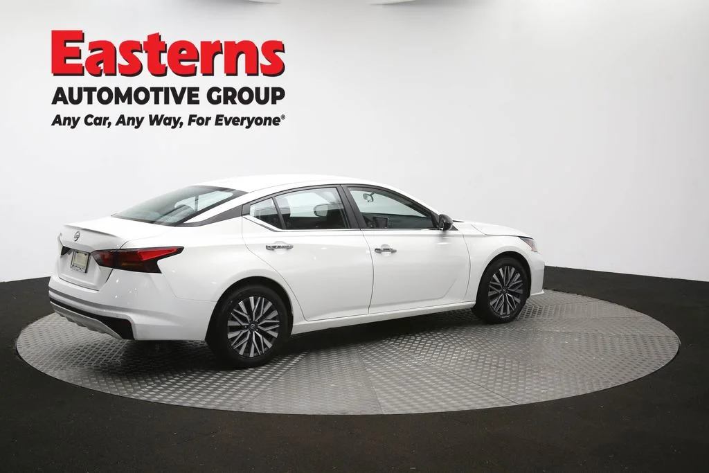Used 2025 White Nissan 2.5 SV image 39