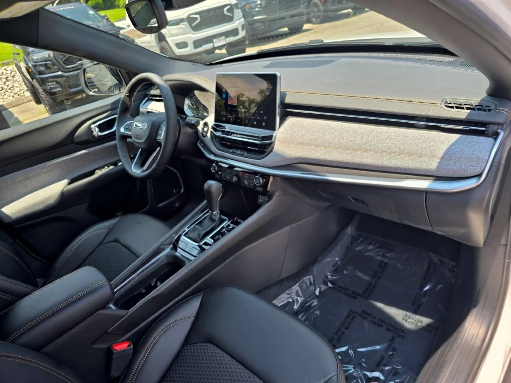 New 2026 White Jeep Latitude image 28