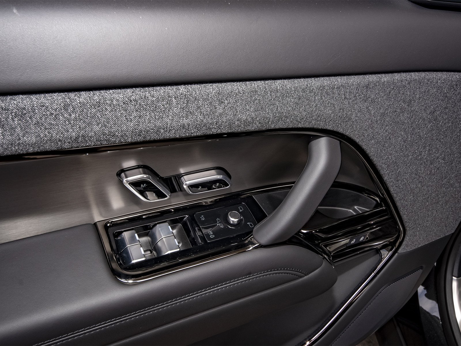 New 2026 Santorini Black Land Rover SE image 32