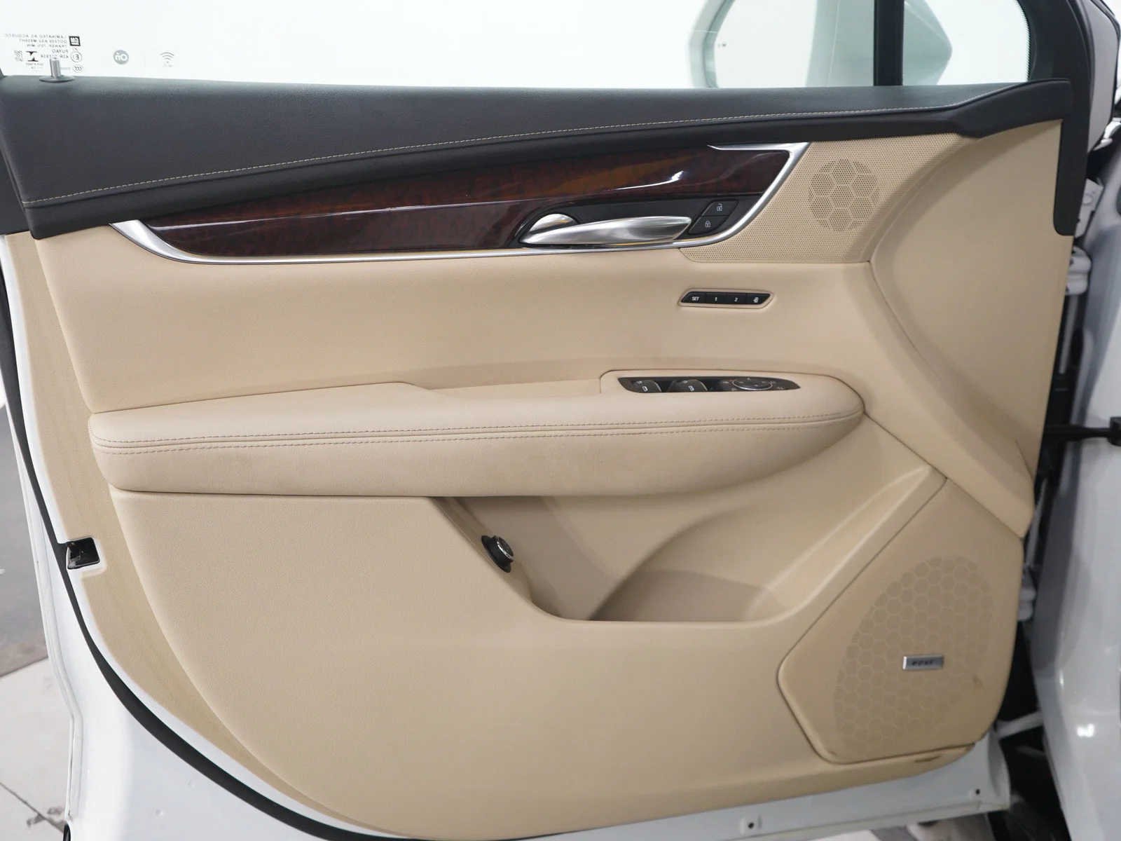 Used 2019 CRYSTAL WHITE TRICOAT Cadillac Luxury AWD image 20