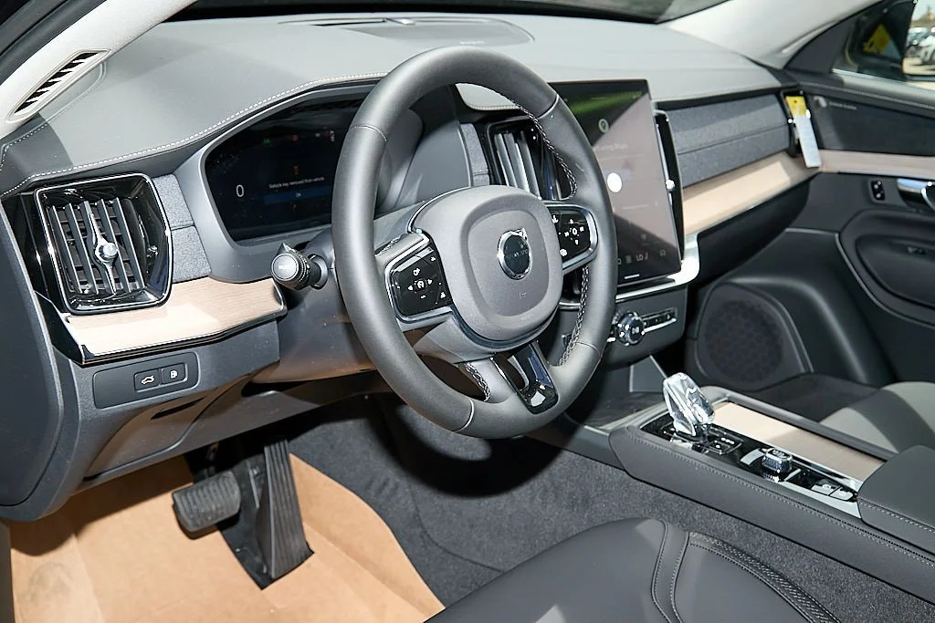 New 2026 Onyx Black Volvo Plus image 13