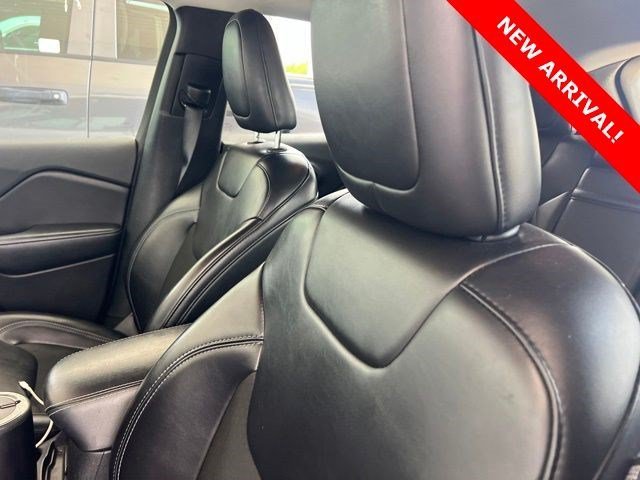 Used 2019 Bright White Clearcoat Jeep Latitude Plus image 7