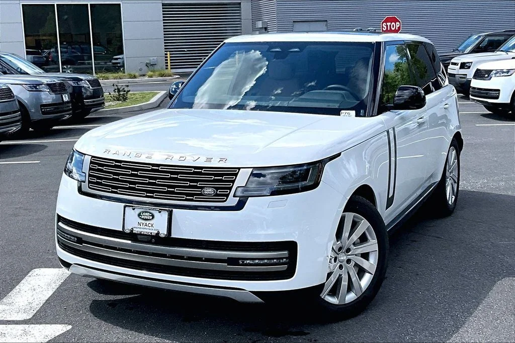 Used 2024 White Land Rover SE image 1