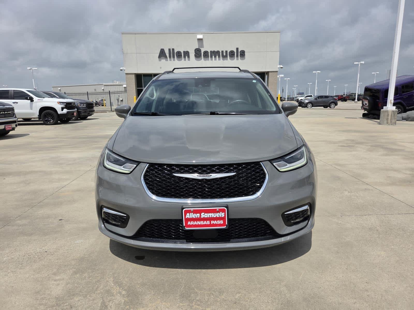 Used 2022 Ceramic Gray Clearcoat Chrysler Touring L image 8