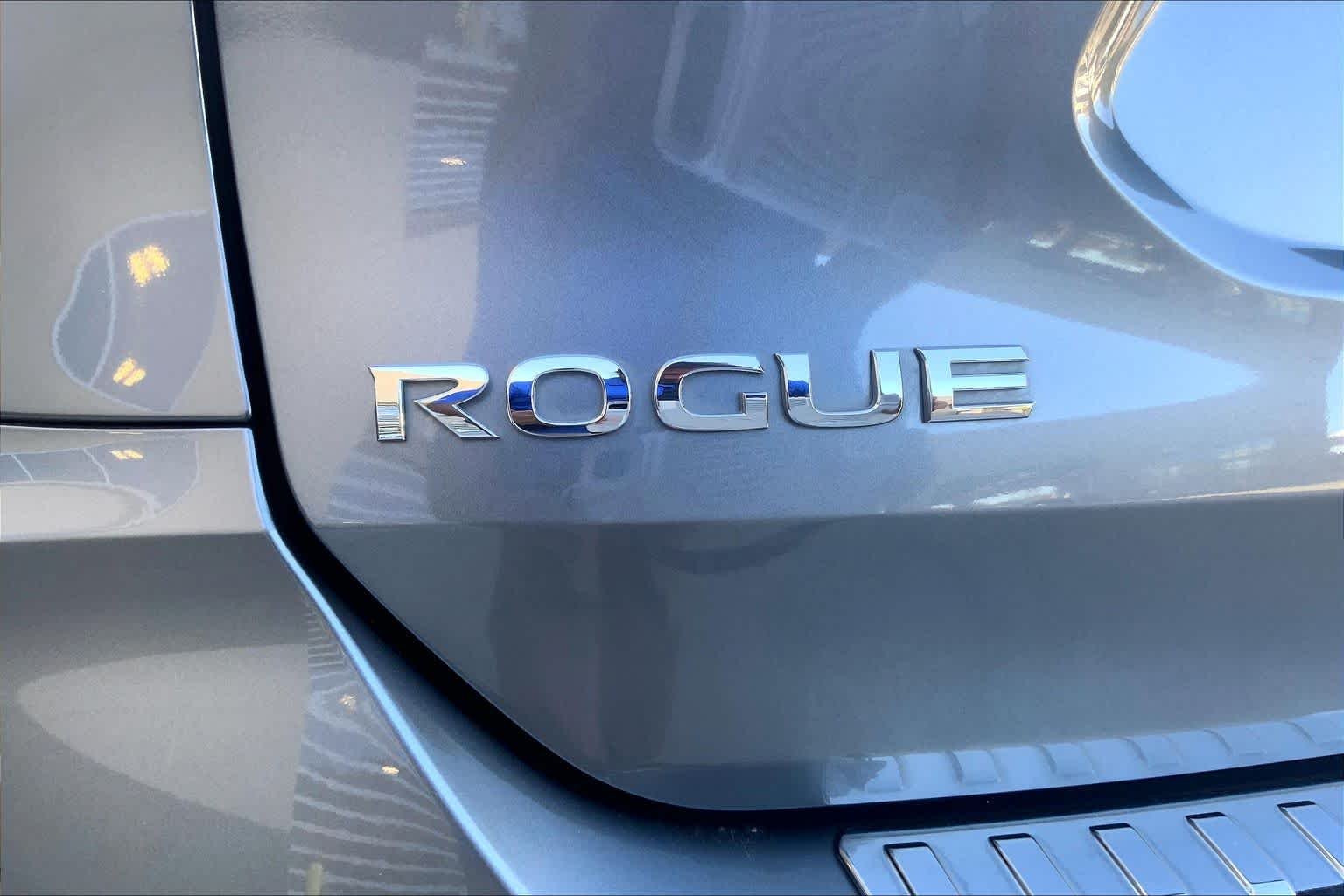 Used 2018 Gun Metallic Nissan SL image 33