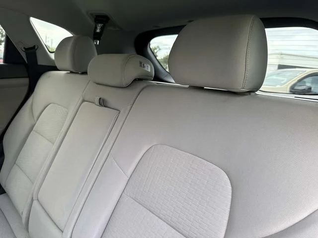 Used 2020 White Hyundai SE image 12