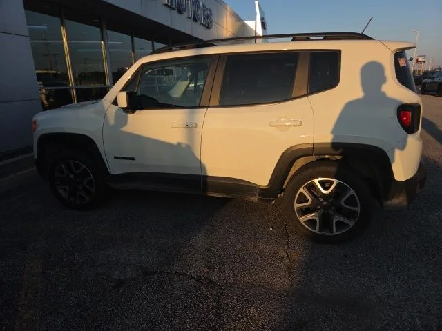 Used 2017 White Jeep Latitude image 3