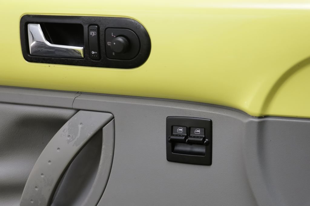 Used 2000 Yellow Volkswagen GLS image 7