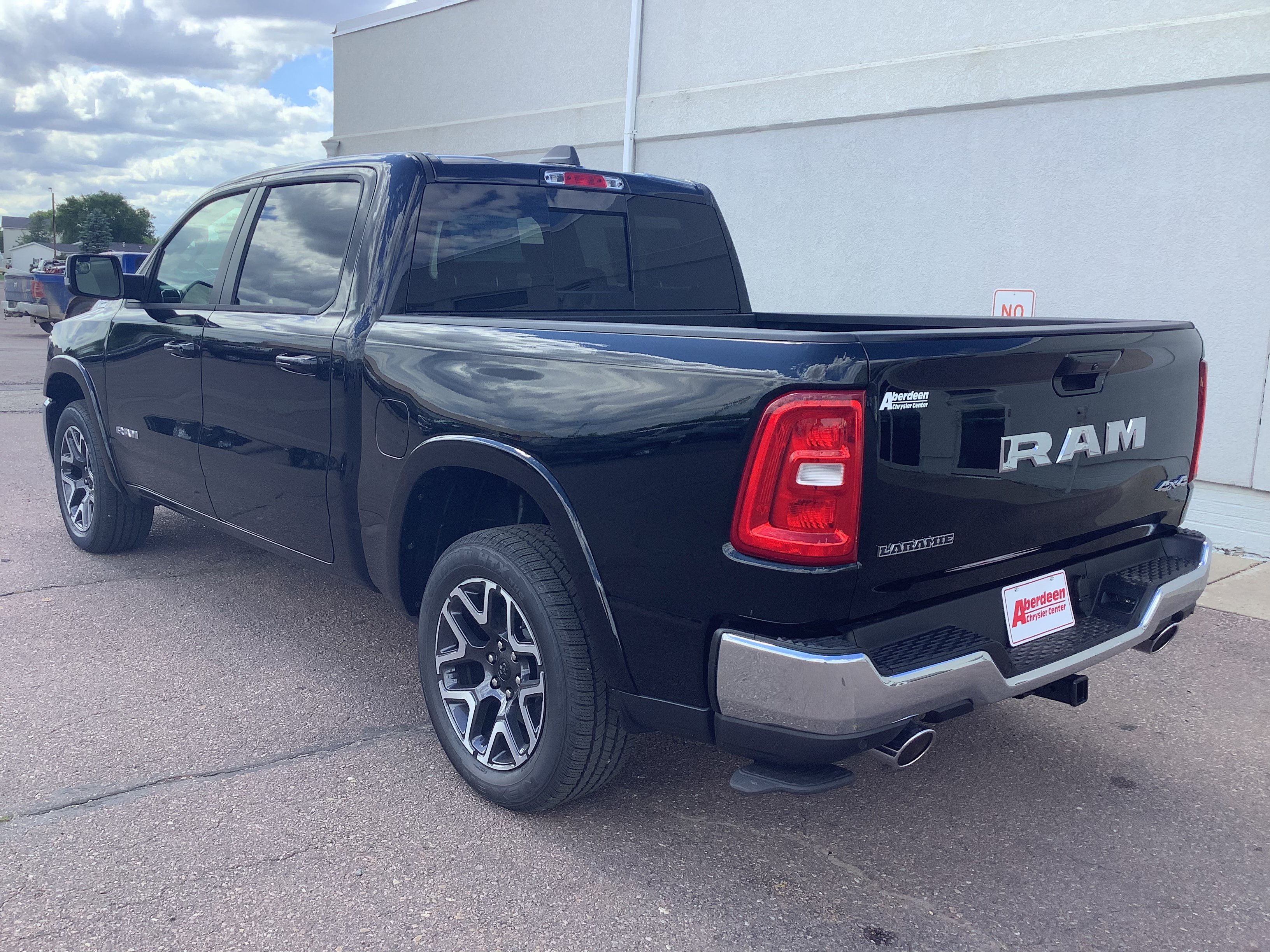 New 2026 Diamond Black Crystal Pearl-Coat Exterior Paint RAM Laramie image 7