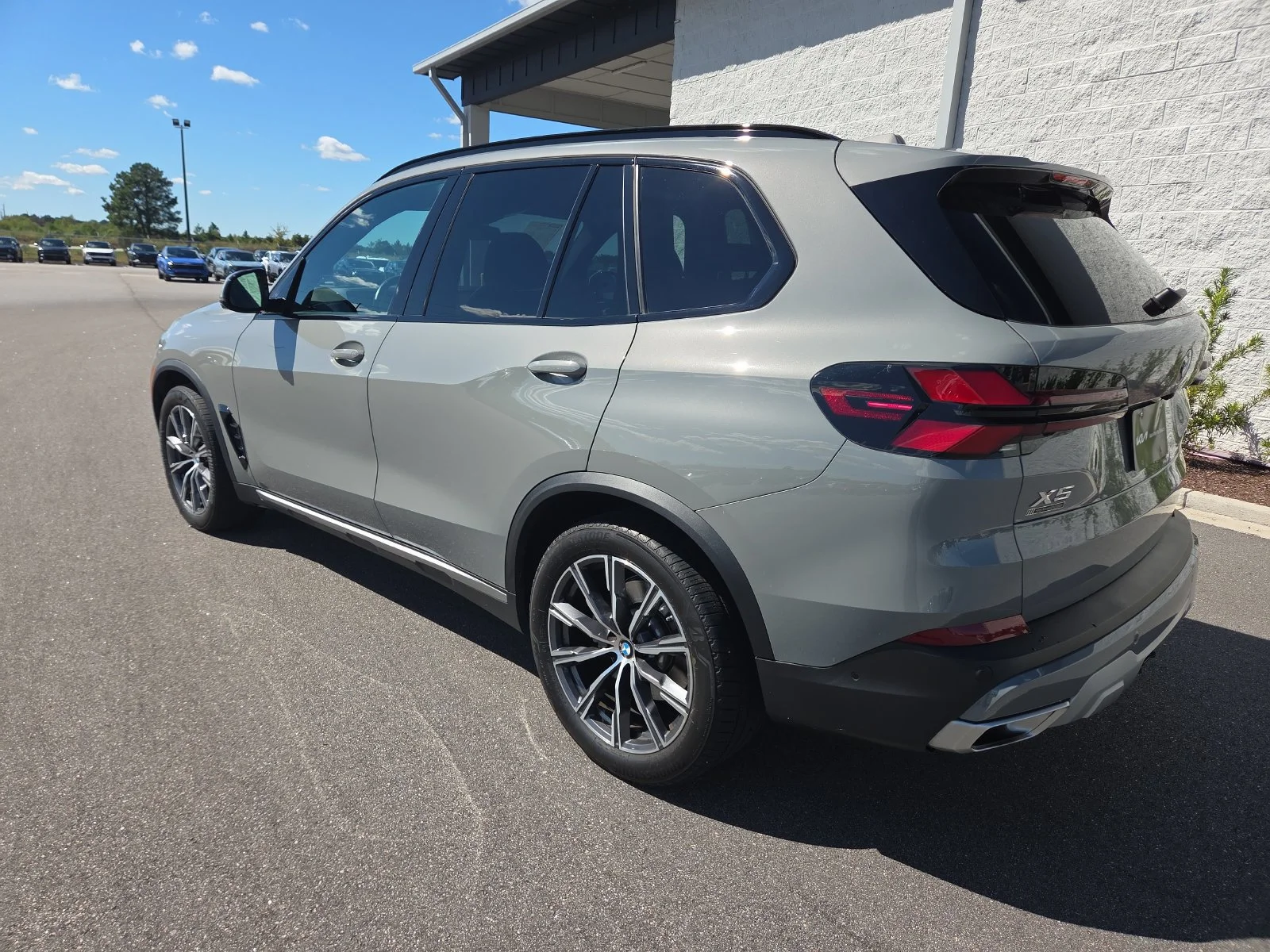 Used 2025 Gray BMW xDrive40i image 3
