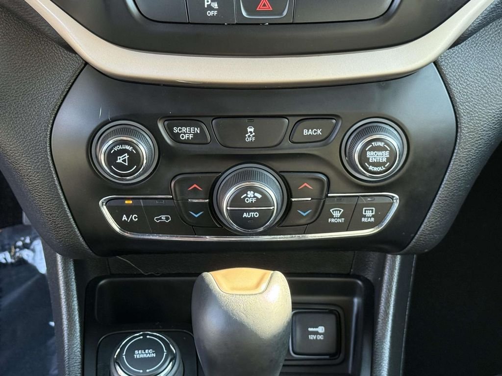 Used 2018 Crystal Metallic Jeep Limited image 19