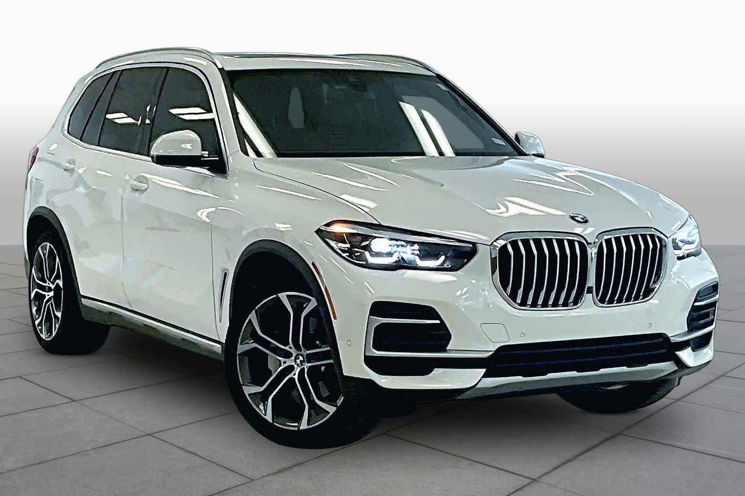 Used 2023 Alpine White BMW sDrive40i image 2