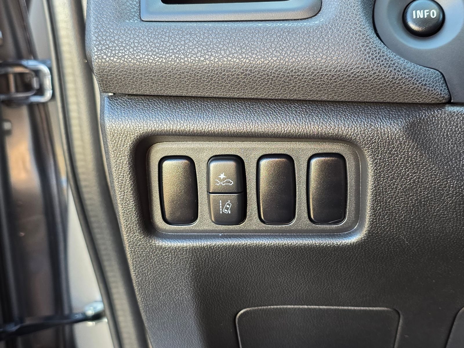 Used 2023  Mitsubishi 2.0 ES image 39