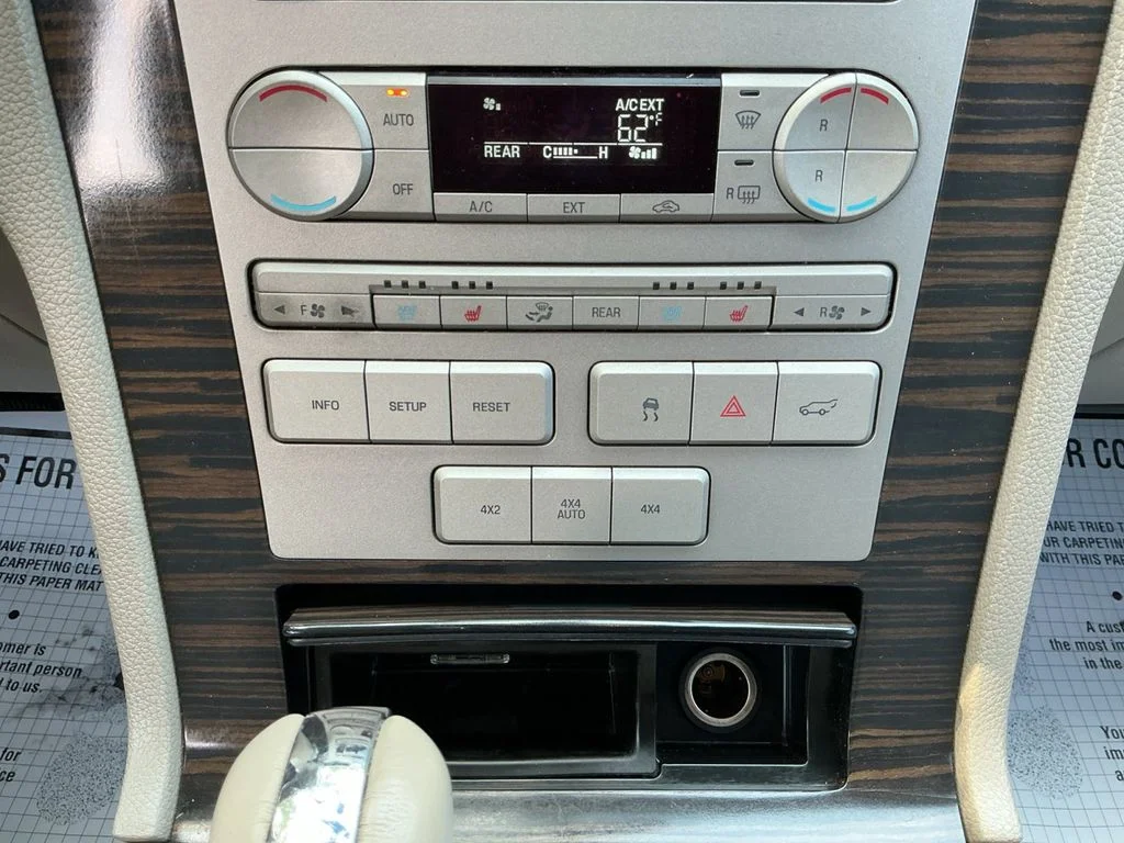 Used 2007 Gray Lincoln Base image 16